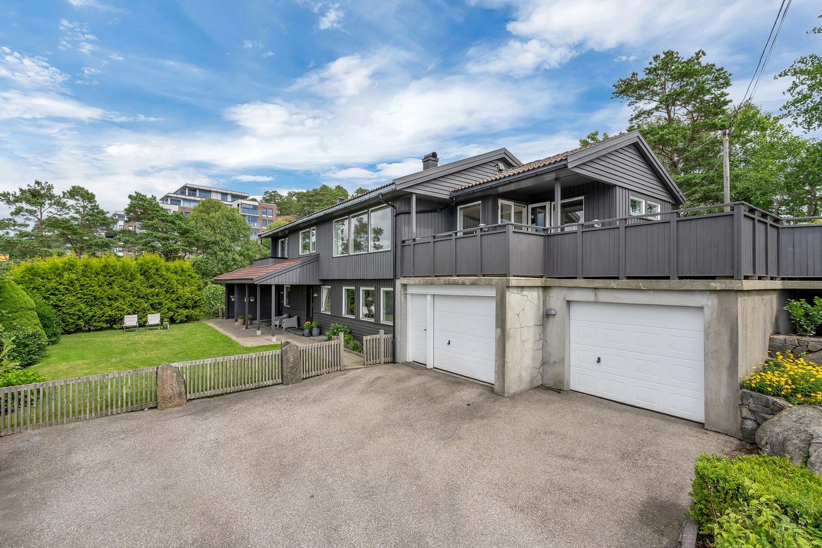 Leilighet sett fra inngang til gårdsrommet.